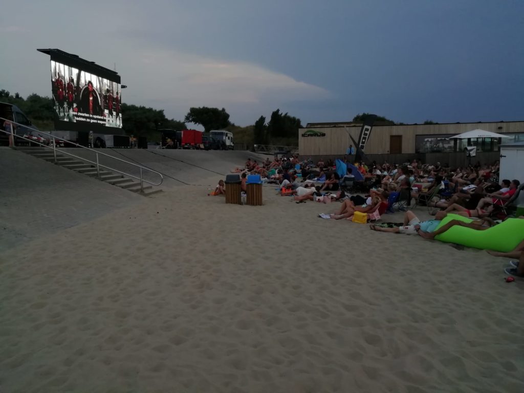 Movie at the Beach - LED screen outdoor movies & drive-ins - Écran led film extérieur