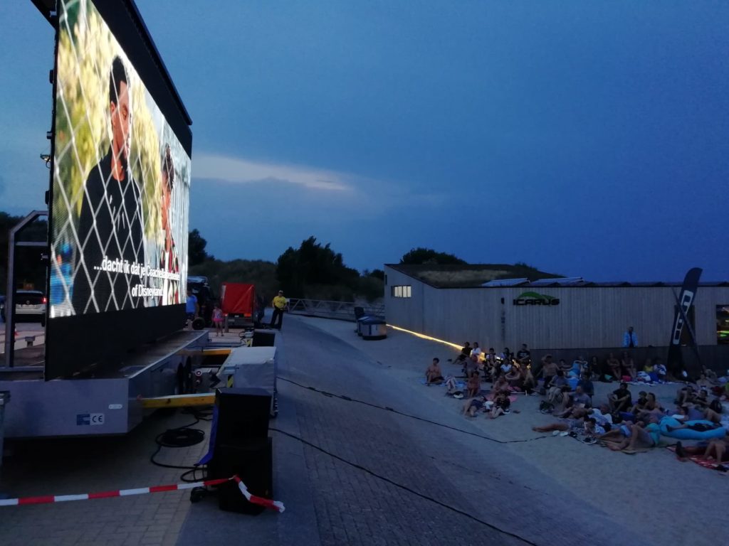 28m² Mobile LED screen tijdens Movie at the beach - LED screen outdoor movies & drive-ins